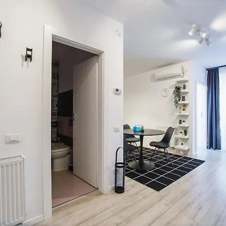 Trendy Apartment Near City Center Oradea Exterior photo