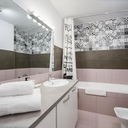 Trendy Apartment Near City Center Oradea Exterior photo