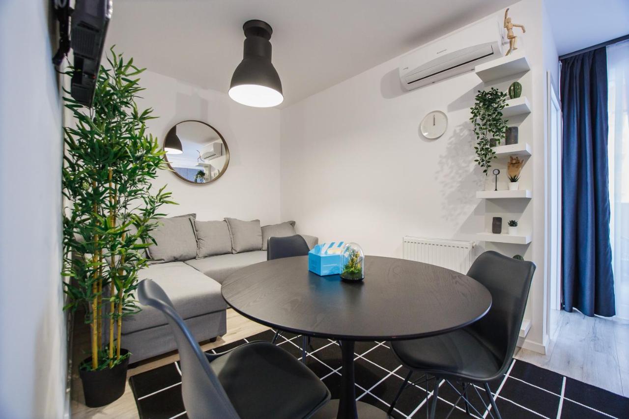 Trendy Near Center Apartment