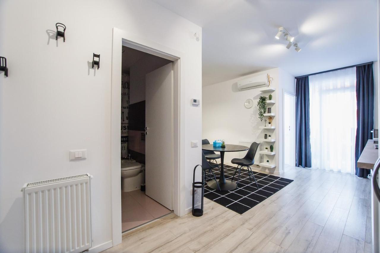 Trendy Near Center Apartment *
