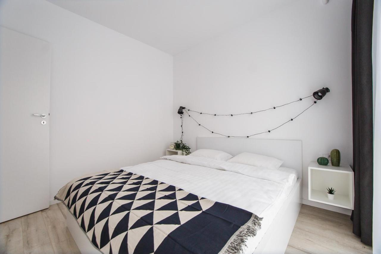 Trendy Near Center Apartment *